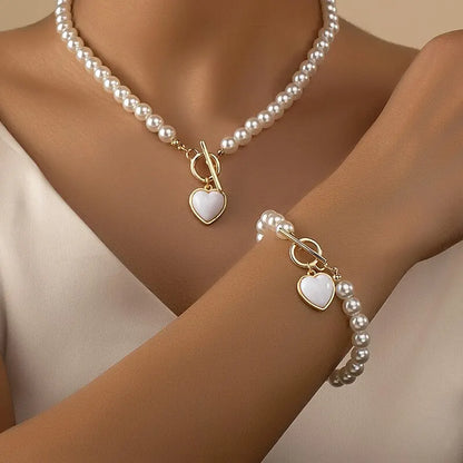 Set di gioielli con bracciale e collana di perle imitazione da 2 pezzi. Elegante ciondolo color perla, collare con perline di colore naturale per ragazza